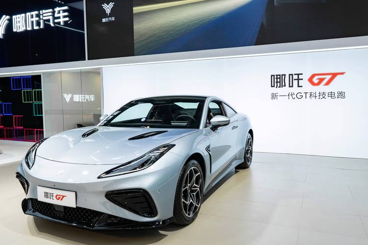 东莞202哪吒汽车在智能汽车领域的表现，领途汽车在新能源汽车市场中的影响力